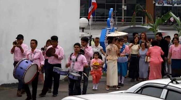 В Таиланде поженили 6-летних брата и сестру. Причина — они «были парой в прошлой жизни»
