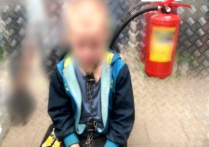 В Краснодаре в магазин забежал мальчик с цепью на шее, спасаясь от отца