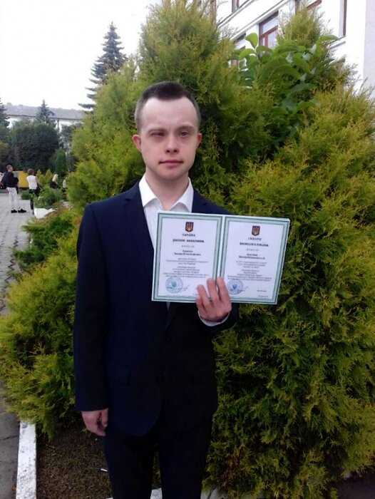 В Украине парень с синдромом Дауна получил диплом бакалавра и работу