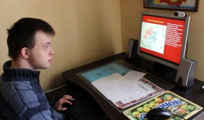 В Украине парень с синдромом Дауна получил диплом бакалавра и работу