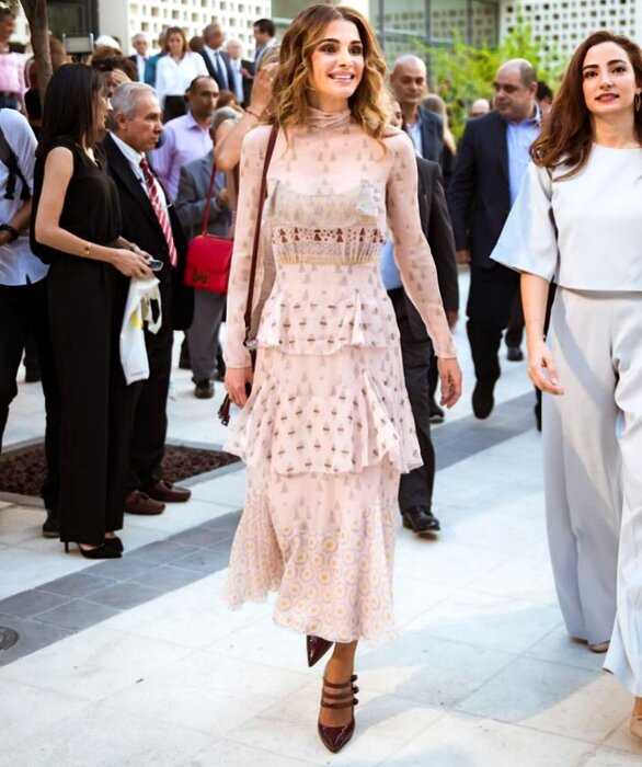 15 стильных женственных платьев королевы Иордании Рании