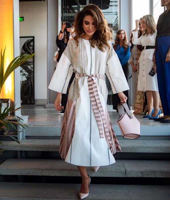15 стильных женственных платьев королевы Иордании Рании