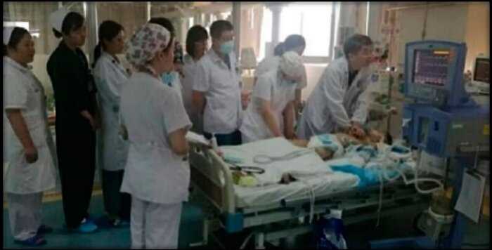 В Китае 30 врачей по очереди 5 часов делали умирающему ребенку массаж сердца
