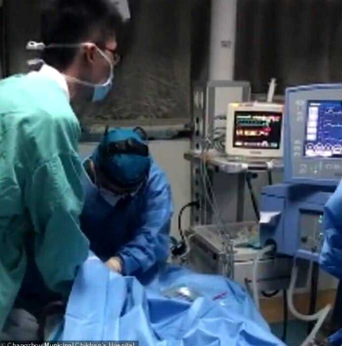 В Китае 30 врачей по очереди 5 часов делали умирающему ребенку массаж сердца