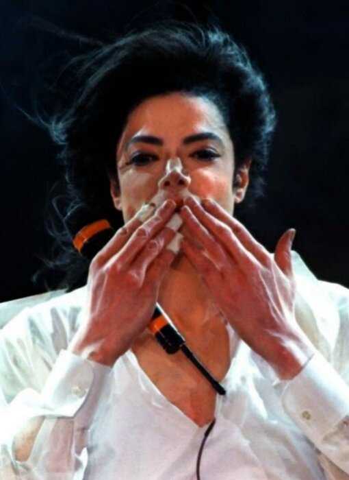 «Мода или необходимость»: почему Майкл Джексон всегда носил перчатку на правой руке?
