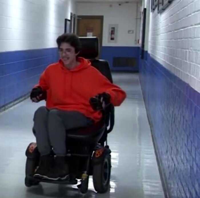 В США школьник два года копил деньги, чтобы купить инвалидную коляску для друга
