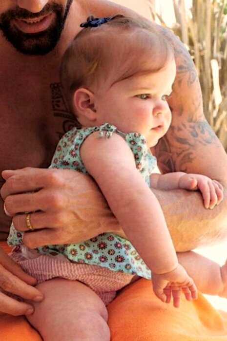 «Семейная идилия»: Рики Мартин с мужем впервые показали лицо дочери