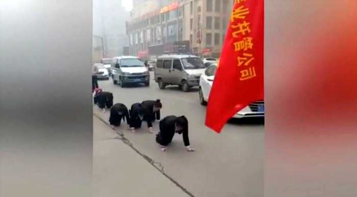 «Наказание по китайски»: работников заставляют пить куриную кровь за плохую работу