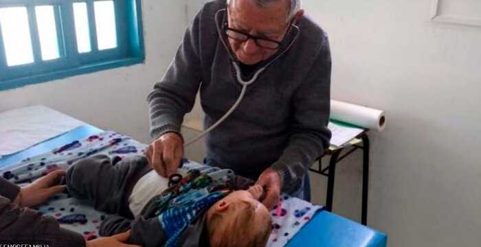 &#8243;Буду работать до конца&#8243;: 92-летний педиатр бесплатно лечит нищих детей