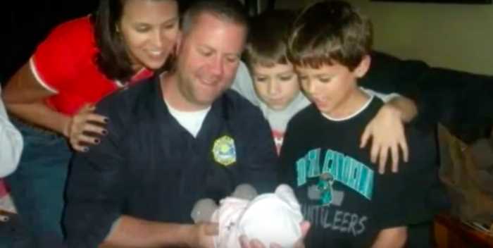 В США пожарный удочерил ребенка бездомной после того, как помог ей родить