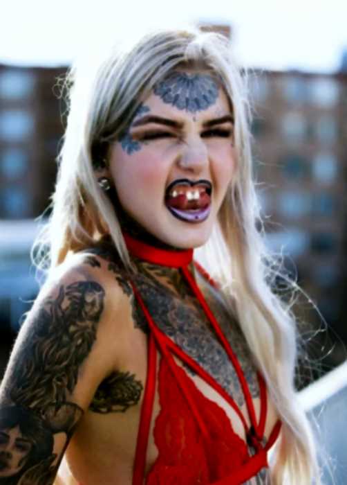 «130 татуировок, включая белки глаз»: как австралийка борется с депрессией