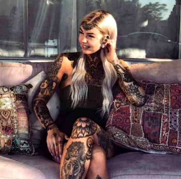 «130 татуировок, включая белки глаз»: как австралийка борется с депрессией