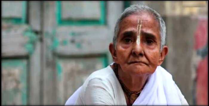 Почему после смерти мужа в Индии женщины бреются налысо и надевают белое сари?