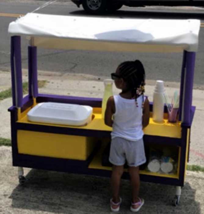 3-летняя девочка продаёт лимонад, чтобы купить подгузники для нуждающихся