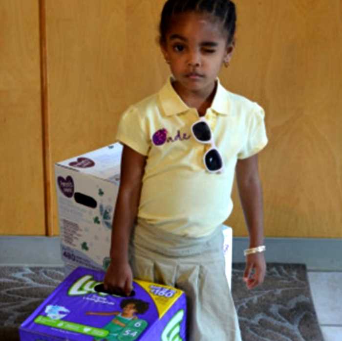 3-летняя девочка продаёт лимонад, чтобы купить подгузники для нуждающихся