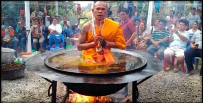Тайский монах, медитирующий в котле с кипящим маслом, взорвал интернет