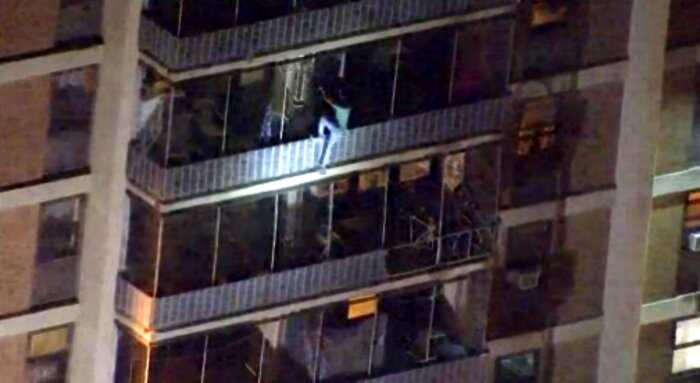В Америке парень залез на 15-й этаж, чтобы спасти свою маму