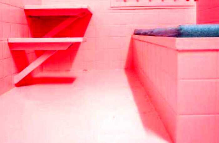 Зачем тюрьмы в Швейцарии перекрасили в нежно розовый цвет?