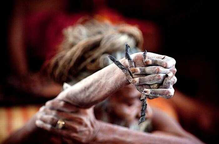 «Ближе к Богу»: зачем Индийский святой держит руку уже полвека?