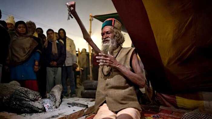 «Ближе к Богу»: зачем Индийский святой держит руку уже полвека?