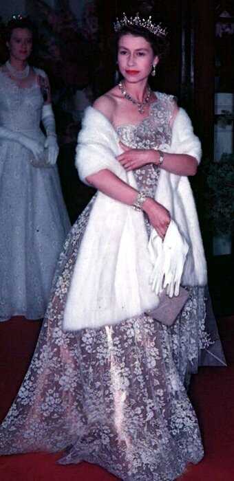 20 стильных образов молодой королевы Елизаветы II