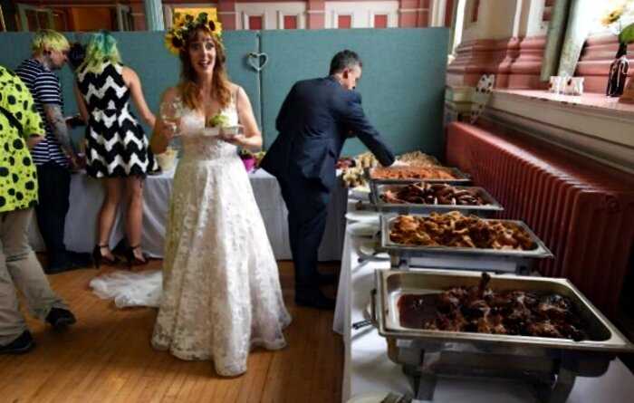 В Америке молодожены тайно накормили гостей свадьбы отбросами