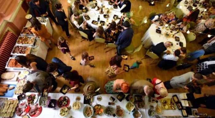 В Америке молодожены тайно накормили гостей свадьбы отбросами