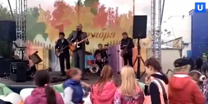 В Челябинске школьников поздравили с днем знаний песней «рюмка водки на столе»