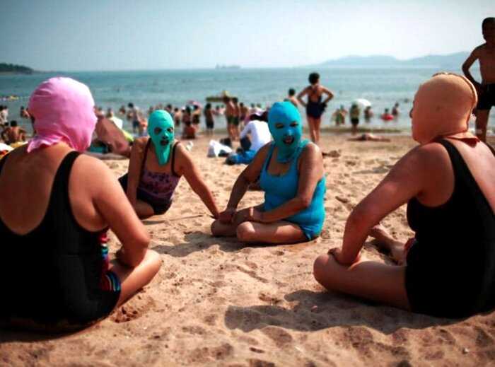 «Светлокожие богини»: китаянки прячут лицо на пляжах, чтобы не загореть