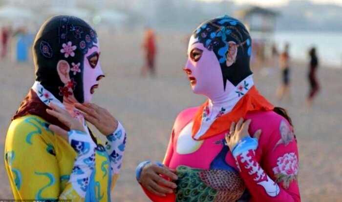 «Светлокожие богини»: китаянки прячут лицо на пляжах, чтобы не загореть