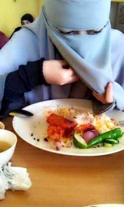«Через тернии к еде»: каким образом арабские женщины едят в ресторанах?