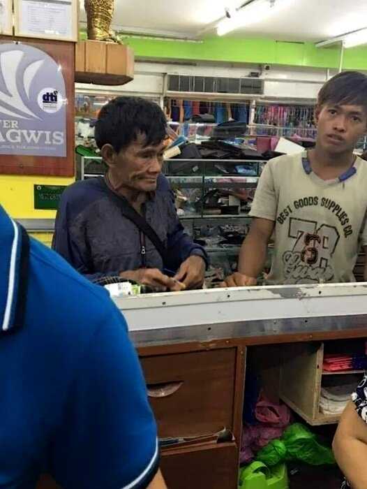 Фотографии оцта, покупающего сыну обувь на последние деньги, растрогали интернет