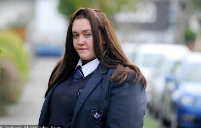 В Англии ученицу выгнали из школы за то, что она перестала помещаться в форму