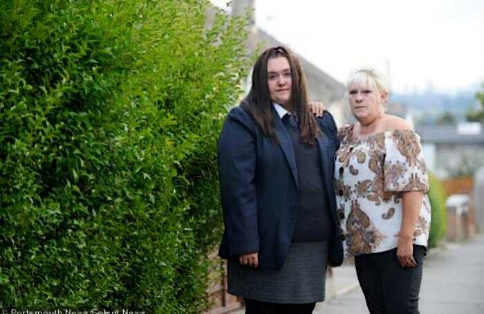 В Англии ученицу выгнали из школы за то, что она перестала помещаться в форму