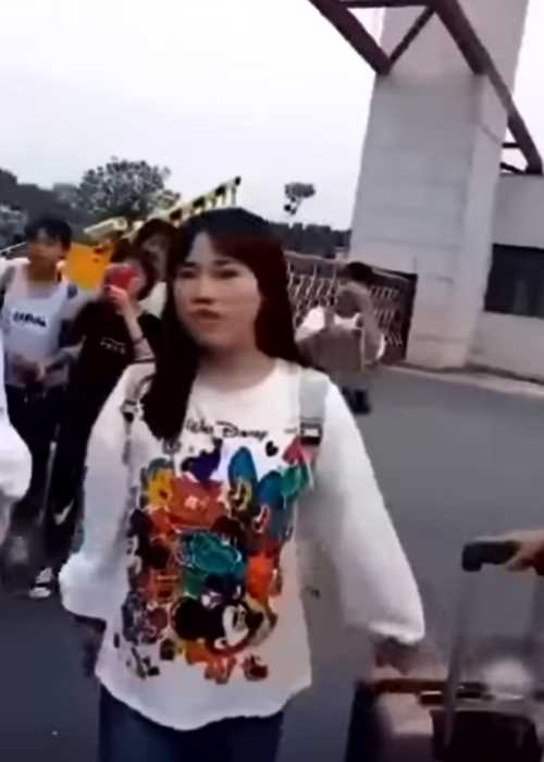 Неистовый учитель в Китае заставил «намалеванных» школьниц стирать макияж