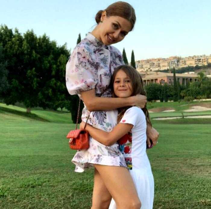 «Без макияжа мама страшная»: дочь Бони публично унизила ее в Инстаграме