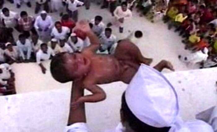 «Суровый обычай»: зачем в Индии новорожденных сбрасывают с 15-метровой высоты?
