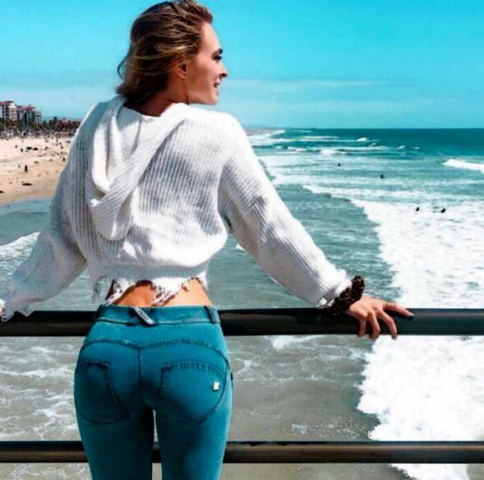 Девушки в обтягивающих джинсах и шортах (35 фото)
