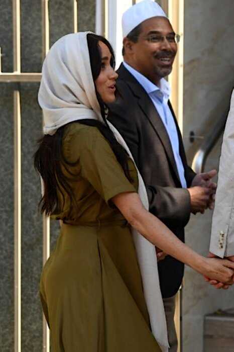Меган Маркл пришла в африканскую мечеть в несуразном наряде и с платком на голове