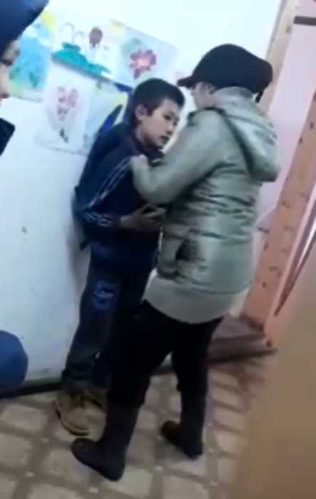 «Вытащу твою шкуру через задницу»: в Якутии учительница набросилась на ребенка
