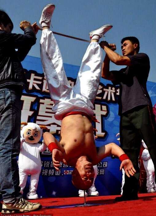 Каким образом китаец Ли Ксинь может стоять головой на гвозде?