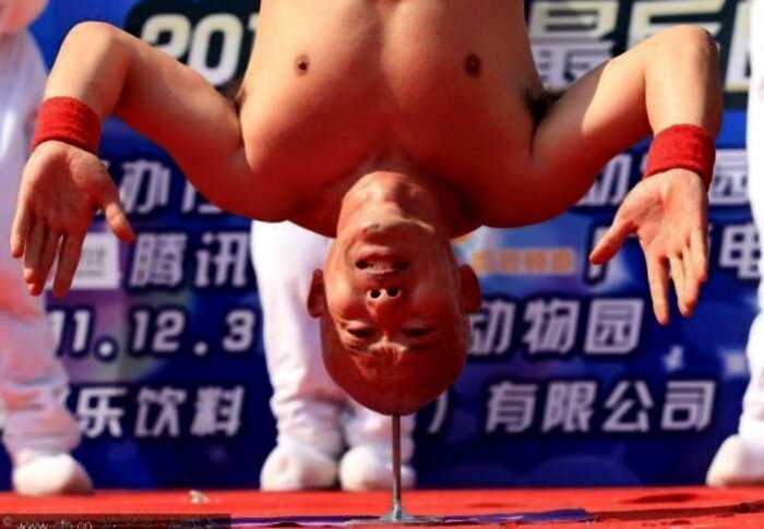 Каким образом китаец Ли Ксинь может стоять головой на гвозде?