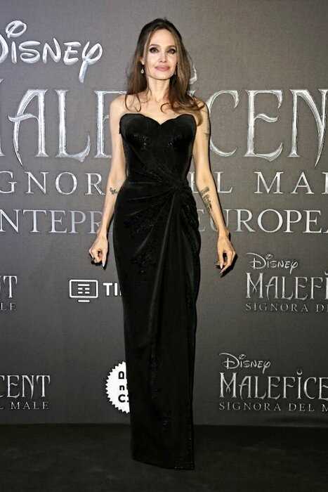 «Порох в пороховницы»: Джоли вышла в платье с накладным бюстом