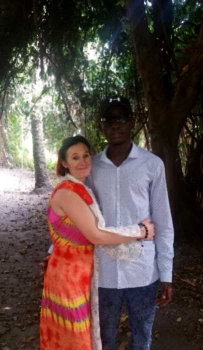 «Любовь зла»: британка оставила мужа и 9 детей ради юного африканца