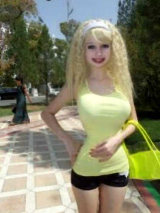 «Лолита Ричи»: как живет украинская девушка, превратившая себя в живую куклу Барби