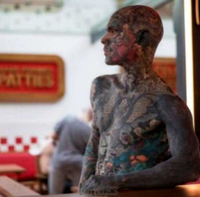 Знакомьтесь — самый татуированный учитель Франции, от которого школьники без ума