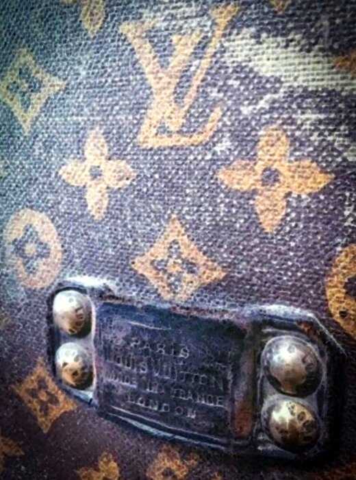 Украинcкая бабуля хранила зерно в эксклюзивном чемодане Louis Vuitton 1880 года