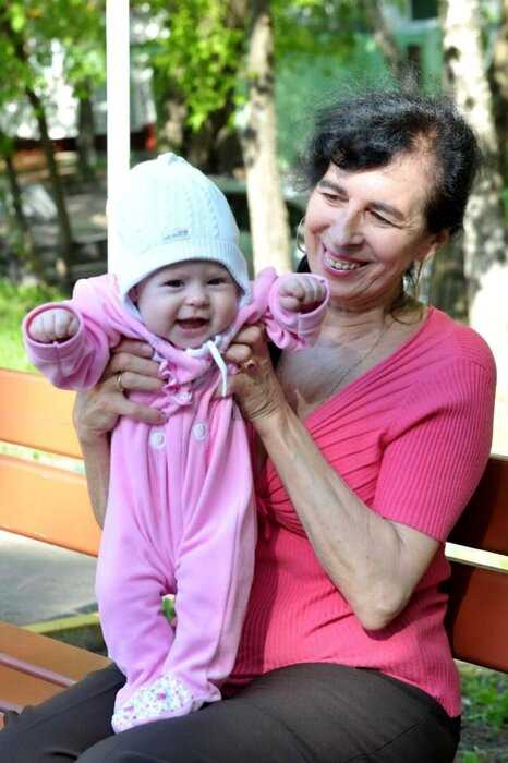 Родившая в 60 лет россиянка показала, как растет ее маленькая дочь