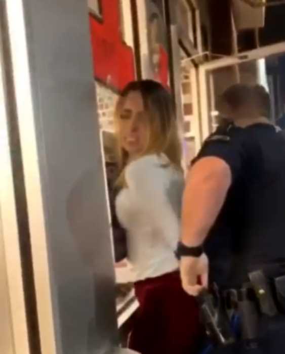 В США пьяная женщина решила созблазнить полицейского во время задержания