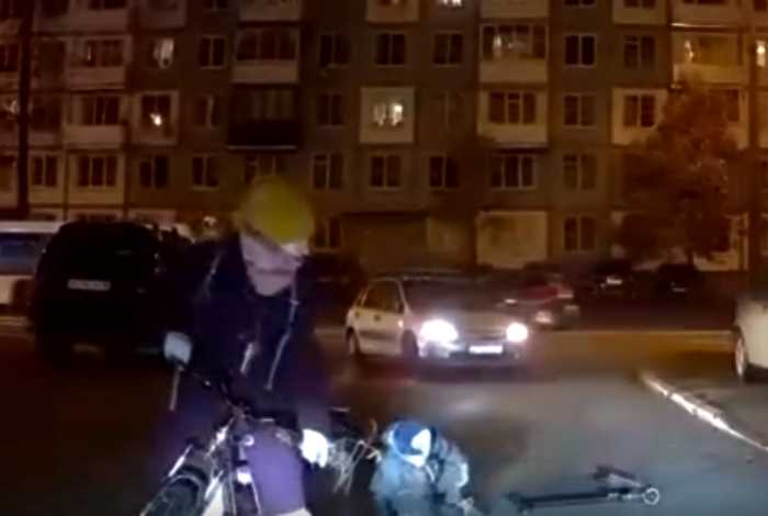 В Казани суровая мать привязала ребёнка верёвкой к велосипеду, чтобы тот не отставал
